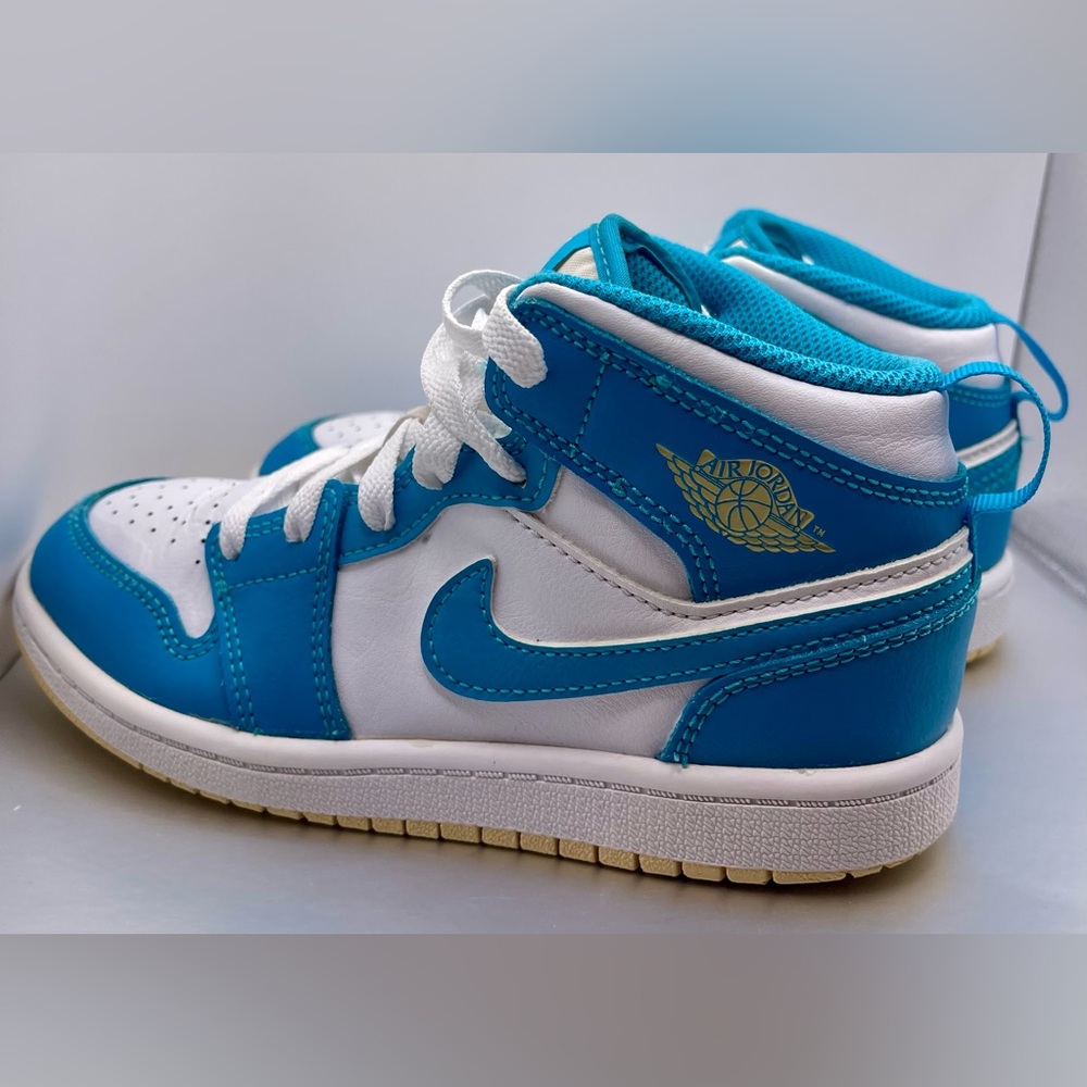 NIKE AIR Jordan Kids Shoes (size 13.5)
